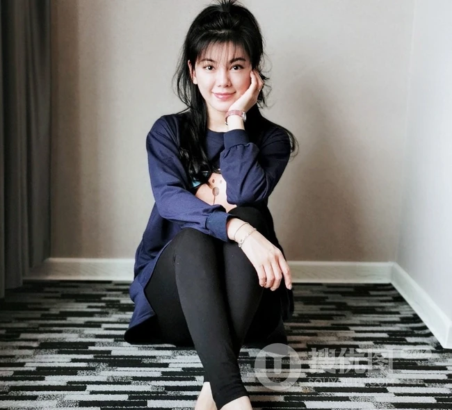女生赵文琪居家随拍，书不离身真是一个喜欢看小说爱文学的女生