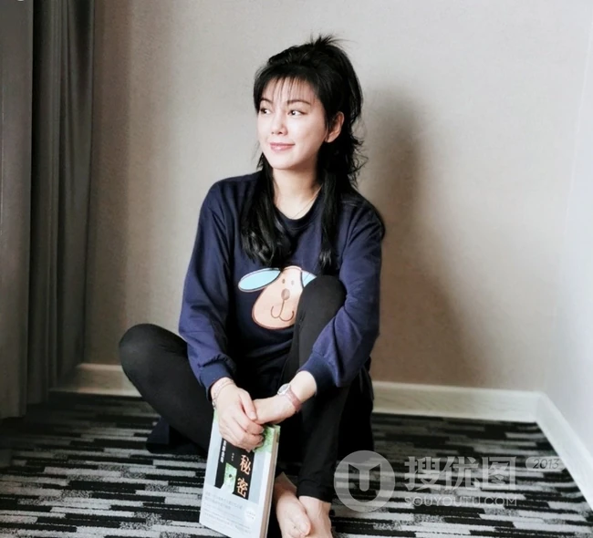 女生赵文琪居家随拍，书不离身真是一个喜欢看小说爱文学的女生
