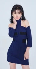 女明星&ldquo;赵文琪&rdquo;深蓝露肩短裙气质写真套图