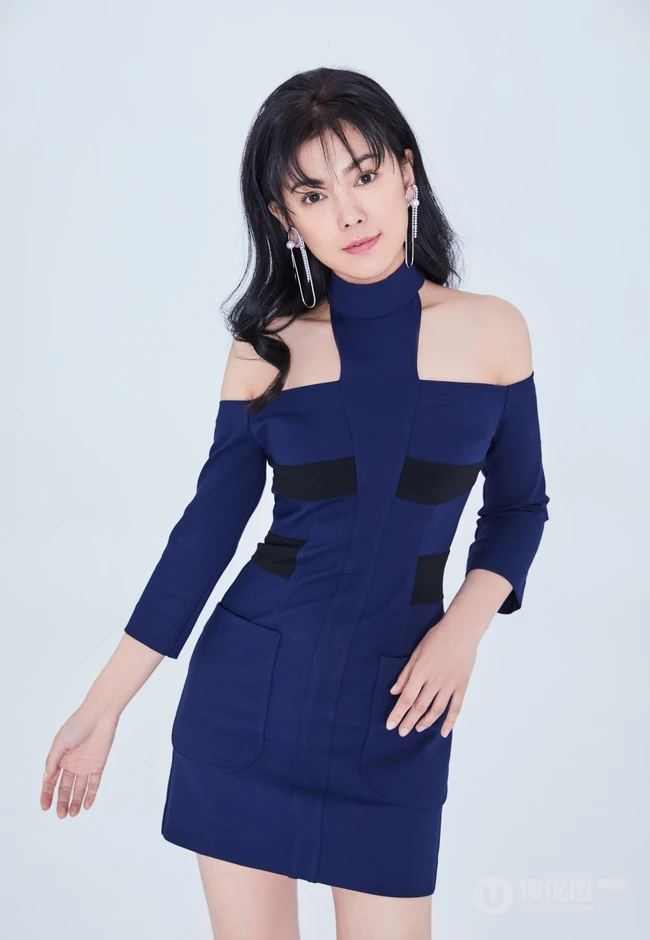 女明星&ldquo;赵文琪&rdquo;深蓝露肩短裙气质写真套图