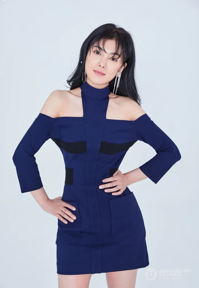 女明星&ldquo;赵文琪&rdquo;深蓝露肩短裙气质写真套图