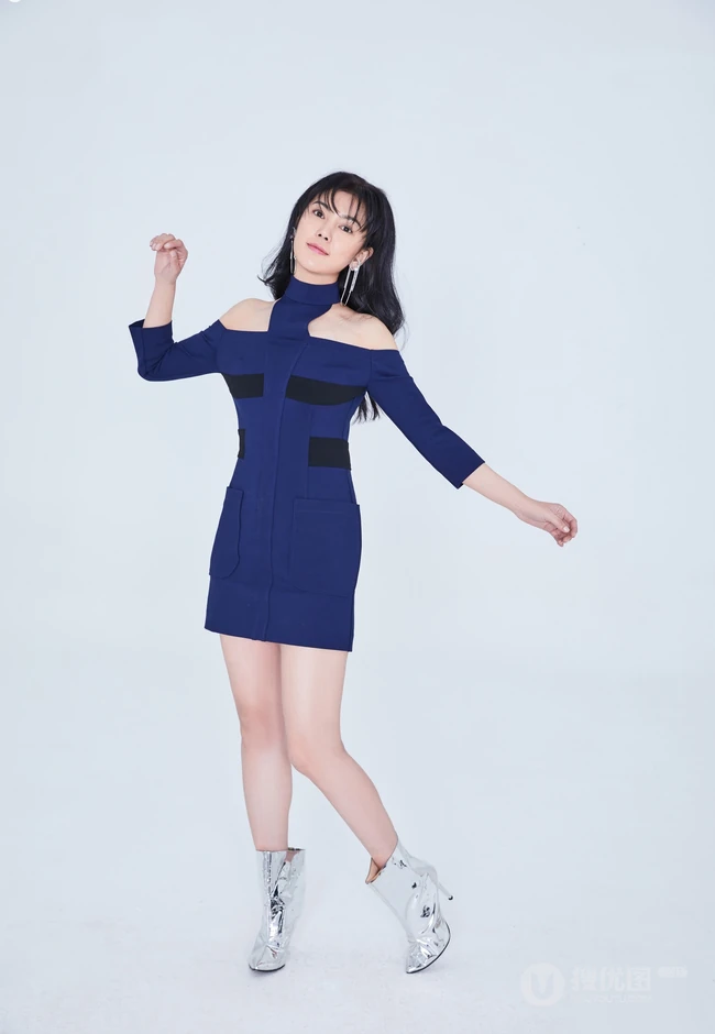 女明星&ldquo;赵文琪&rdquo;深蓝露肩短裙气质写真套图