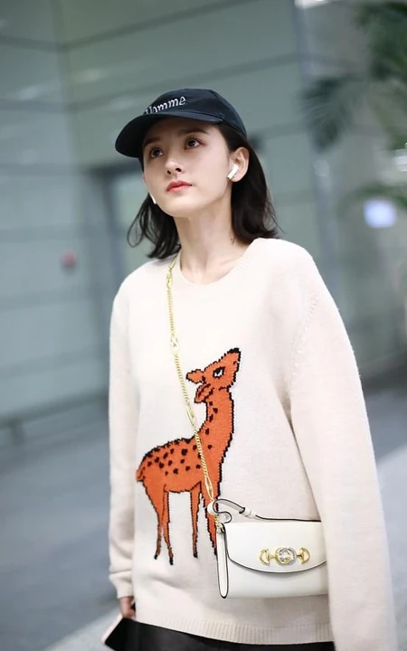 宋祖儿白衫皮裙搭深袜现身机场，休闲时尚少女感十足