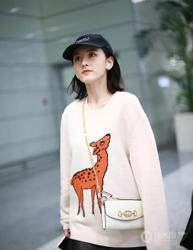 宋祖儿白衫皮裙搭深袜现身机场，休闲时尚少女感十足