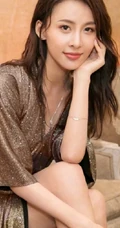 贾青出席活动优雅礼服写真，紫色V领曳地长裙柔美大方