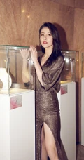 贾青出席活动优雅礼服写真，紫色V领曳地长裙柔美大方