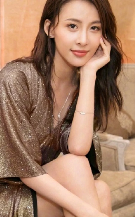 贾青出席活动优雅礼服写真，紫色V领曳地长裙柔美大方