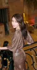 贾青出席活动优雅礼服写真，紫色V领曳地长裙柔美大方