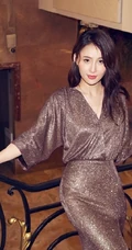 贾青出席活动优雅礼服写真，紫色V领曳地长裙柔美大方