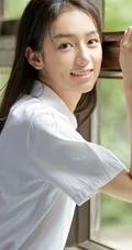 酒窝女生周也化身清新校花，白衫制服教室里安静读书