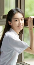 酒窝女生周也化身清新校花，白衫制服教室里安静读书