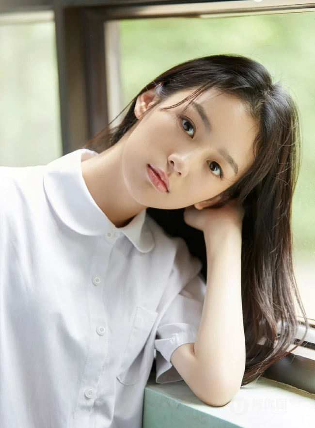 酒窝女生周也化身清新校花，白衫制服教室里安静读书