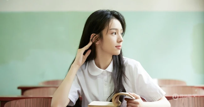 酒窝女生周也化身清新校花，白衫制服教室里安静读书