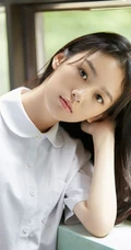 酒窝女生周也化身清新校花，白衫制服教室里安静读书