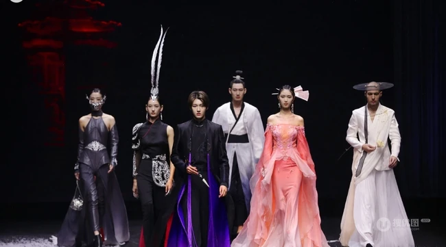 师铭泽国潮风黑衣造型 酷刷亮相盖娅传说时装周大秀图片