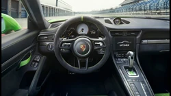 赛道上绿色车身涂装的19款保时捷911高清壁纸型号GT3 RS