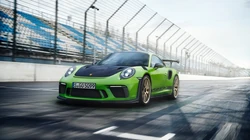 赛道上绿色车身涂装的19款保时捷911高清壁纸型号GT3 RS