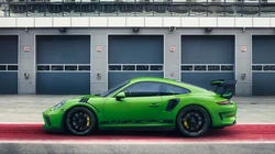赛道上绿色车身涂装的19款保时捷911高清壁纸型号GT3 RS
