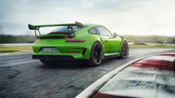 赛道上绿色车身涂装的19款保时捷911高清壁纸型号GT3 RS