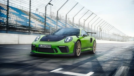 赛道上绿色车身涂装的19款保时捷911高清壁纸型号GT3 RS