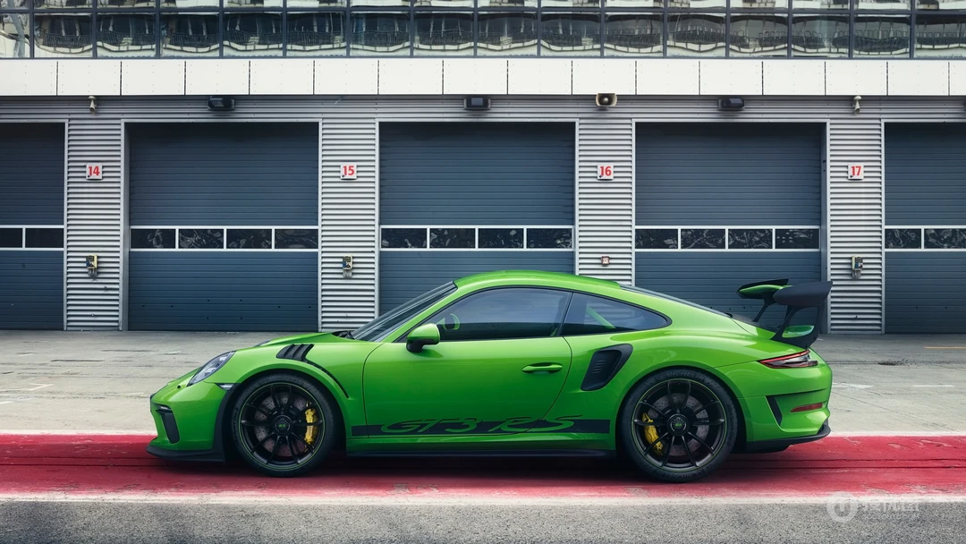 赛道上绿色车身涂装的19款保时捷911高清壁纸型号GT3 RS