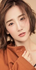 高洋短发造型大玩气质，肩带连衣皮裙美肩动人