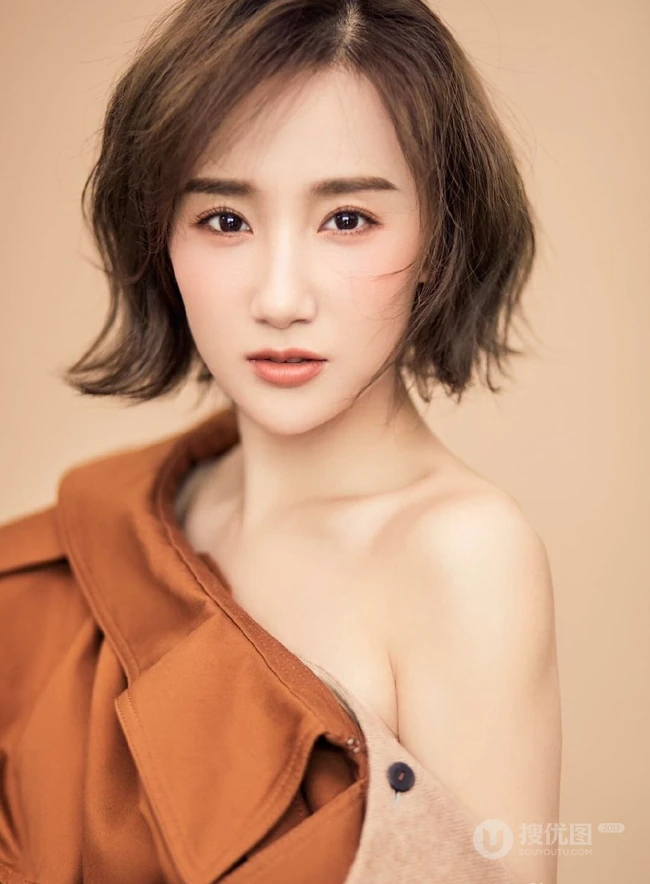 高洋短发造型大玩气质，肩带连衣皮裙美肩动人