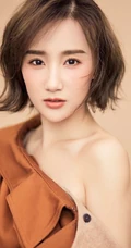 高洋短发造型大玩气质，肩带连衣皮裙美肩动人