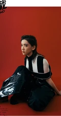 李沐宸大背头造型酷美写真，黑白条纹衫搭黑裙个性又时尚