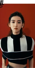 李沐宸大背头造型酷美写真，黑白条纹衫搭黑裙个性又时尚
