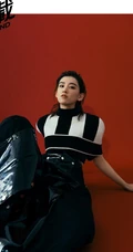 李沐宸大背头造型酷美写真，黑白条纹衫搭黑裙个性又时尚