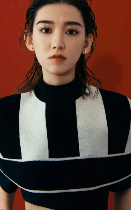 李沐宸大背头造型酷美写真，黑白条纹衫搭黑裙个性又时尚