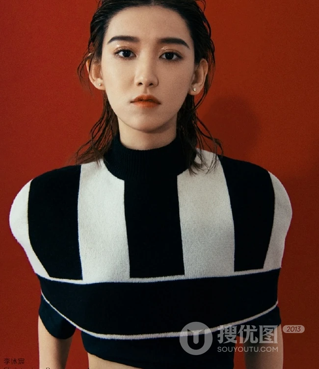 李沐宸大背头造型酷美写真，黑白条纹衫搭黑裙个性又时尚
