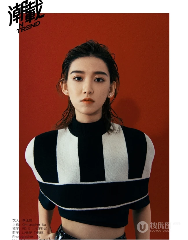 李沐宸大背头造型酷美写真，黑白条纹衫搭黑裙个性又时尚