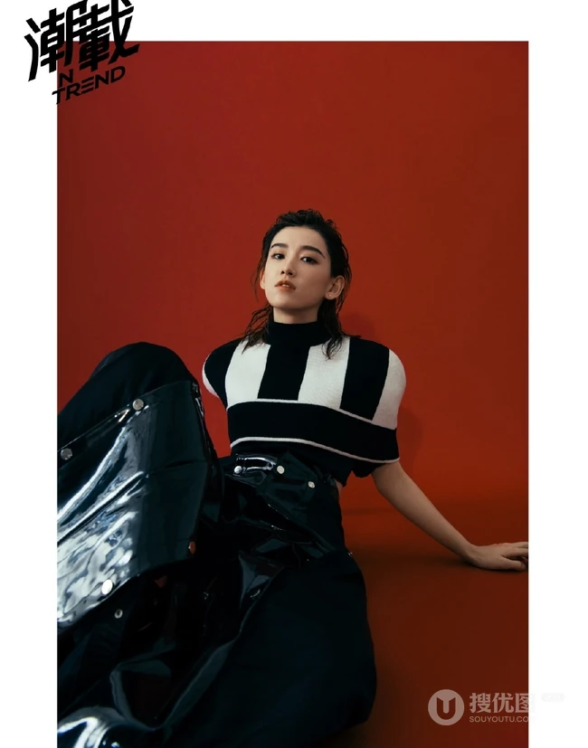 李沐宸大背头造型酷美写真，黑白条纹衫搭黑裙个性又时尚