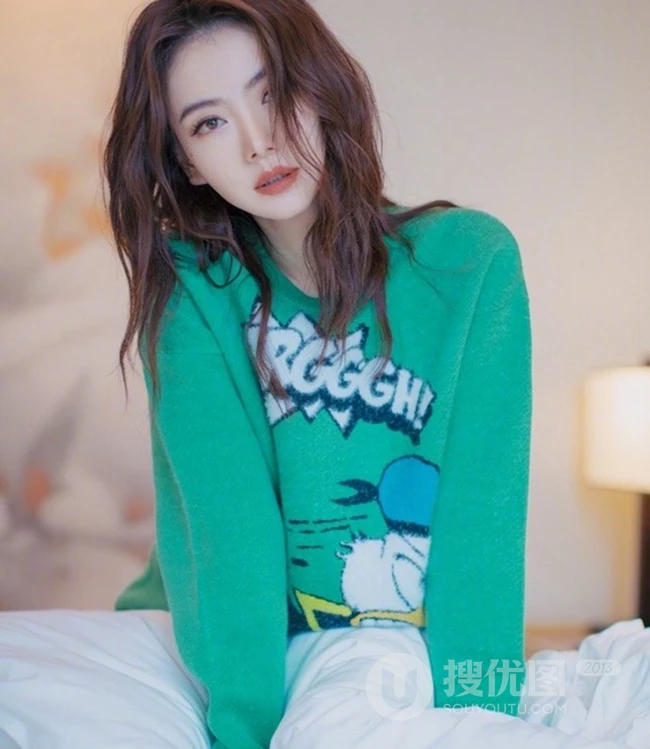 戚薇清新微卷发型披肩室内写真，绿衣皮裤线条感动人