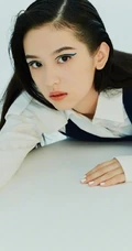 女明星周也大背梳发型登《时尚芭莎》写真杂志大片