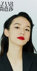 女明星周也大背梳发型登《时尚芭莎》写真杂志大片