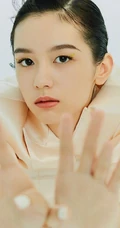女明星周也大背梳发型登《时尚芭莎》写真杂志大片