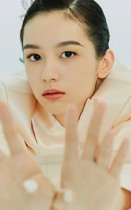 女明星周也大背梳发型登《时尚芭莎》写真杂志大片