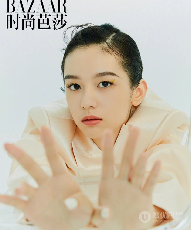 女明星周也大背梳发型登《时尚芭莎》写真杂志大片