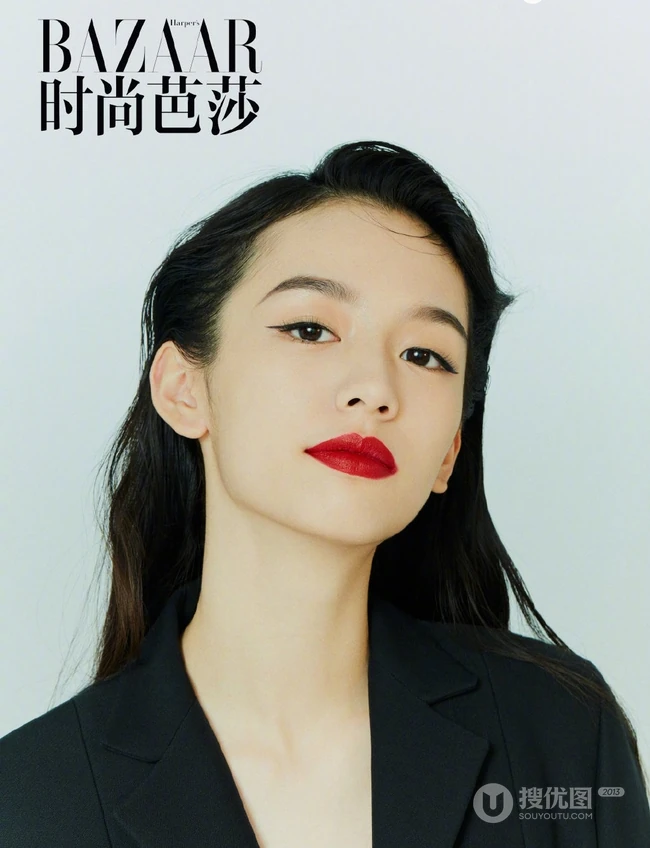女明星周也大背梳发型登《时尚芭莎》写真杂志大片