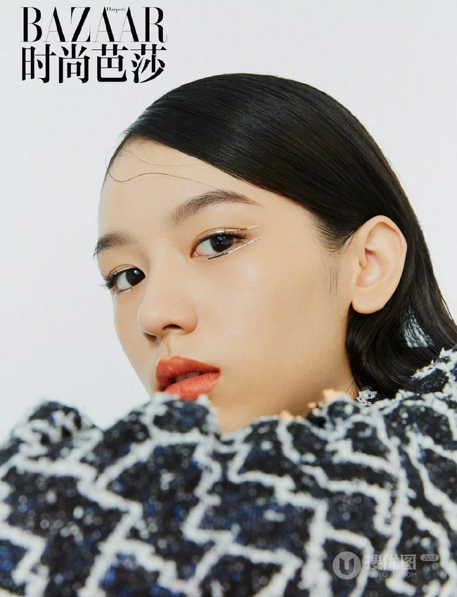 女明星周也大背梳发型登《时尚芭莎》写真杂志大片