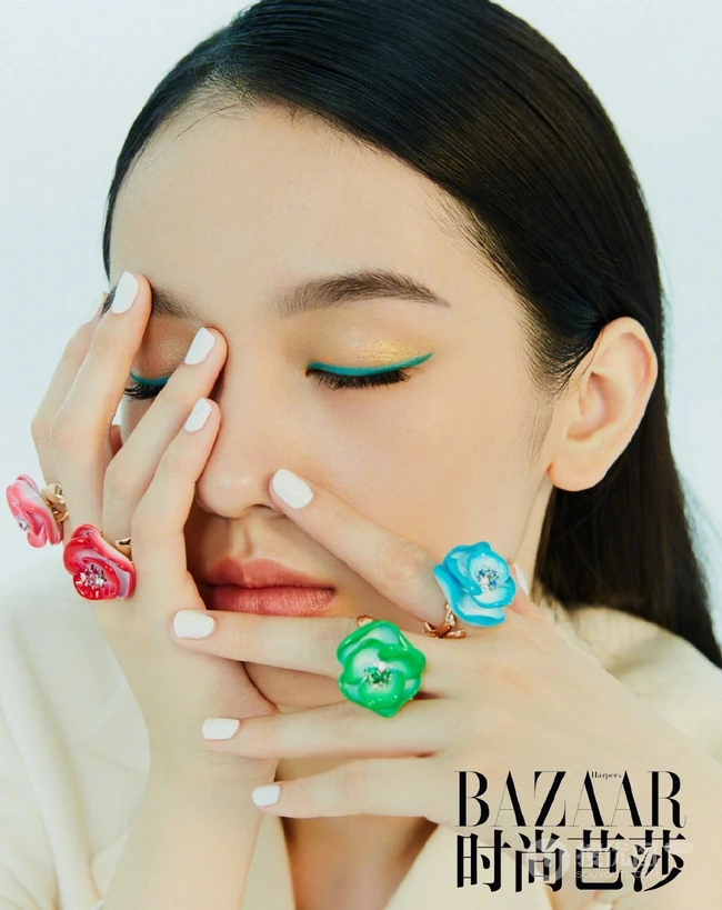 女明星周也大背梳发型登《时尚芭莎》写真杂志大片