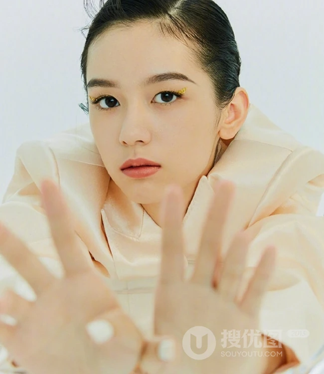 女明星周也大背梳发型登《时尚芭莎》写真杂志大片