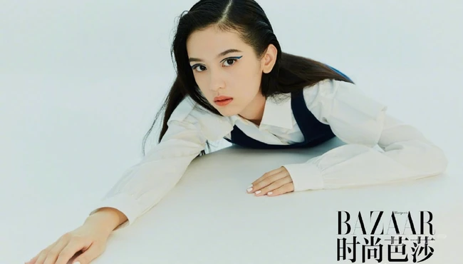 女明星周也大背梳发型登《时尚芭莎》写真杂志大片