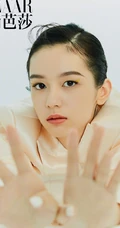 女明星周也大背梳发型登《时尚芭莎》写真杂志大片