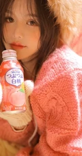 带绒帽，穿毛衣，着短裤 气质女生室内写真，冷还是不冷？