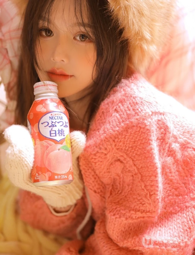 带绒帽，穿毛衣，着短裤 气质女生室内写真，冷还是不冷？