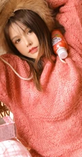 带绒帽，穿毛衣，着短裤 气质女生室内写真，冷还是不冷？